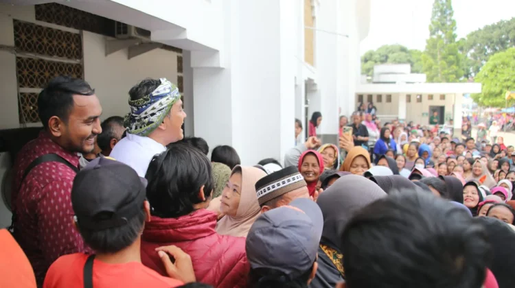 Turut Membagikan Daging Kurban, Diky Candra Ajak Warga Kuatkan Syukur Nikmat