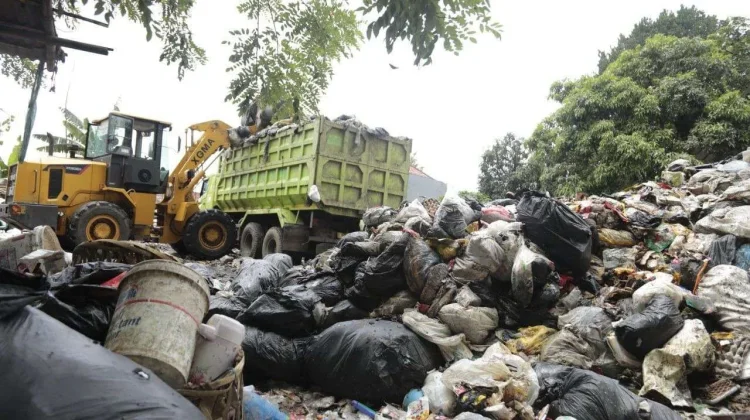 Gubernur Turun Tangan Atasi Tumpukan Sampah di Bandung Raya