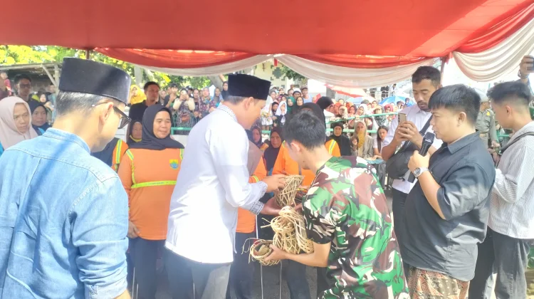 Bupati dan Wabup Cianjur Bagikan Daging Kurban