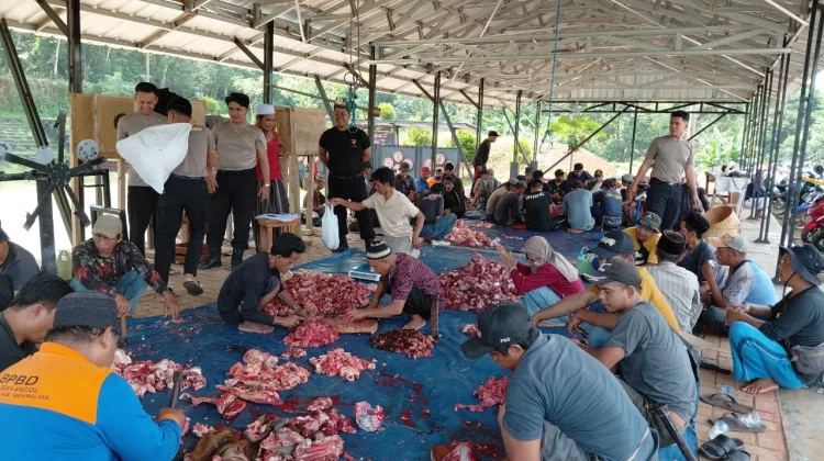 Batalyon D Pelopor Satbrimob Polda Jabar Salurkan Ribuan Paket Daging Kurban