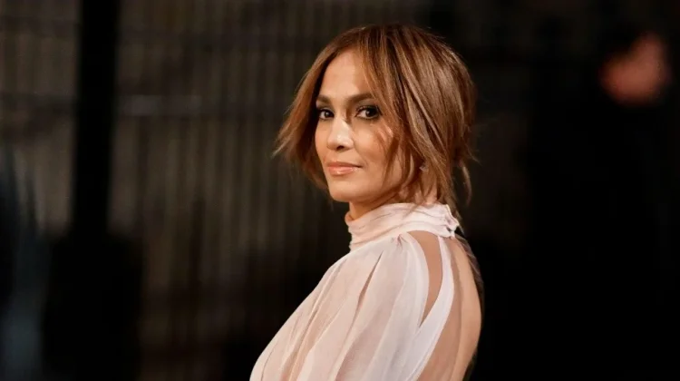 Jennifer Lopez Puji Chemistry dengan Brett Goldstein