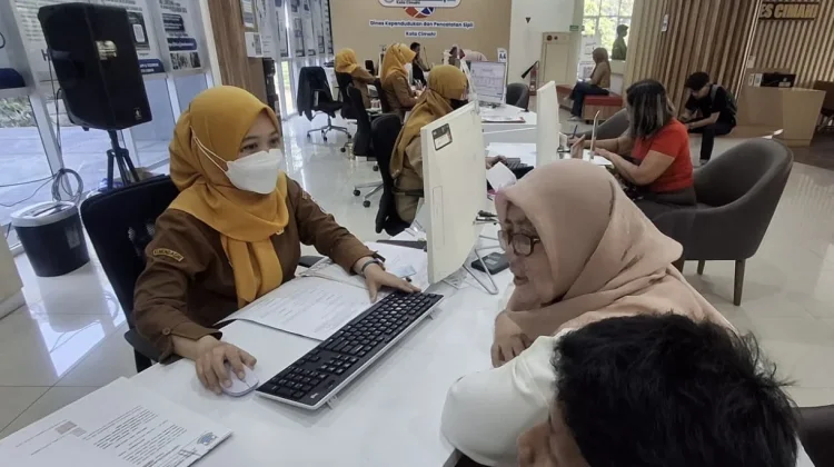 Pengajuan IKD Membludak jelang SPMB, Disdukcapil Cimahi Layani Ratusan Pemohon