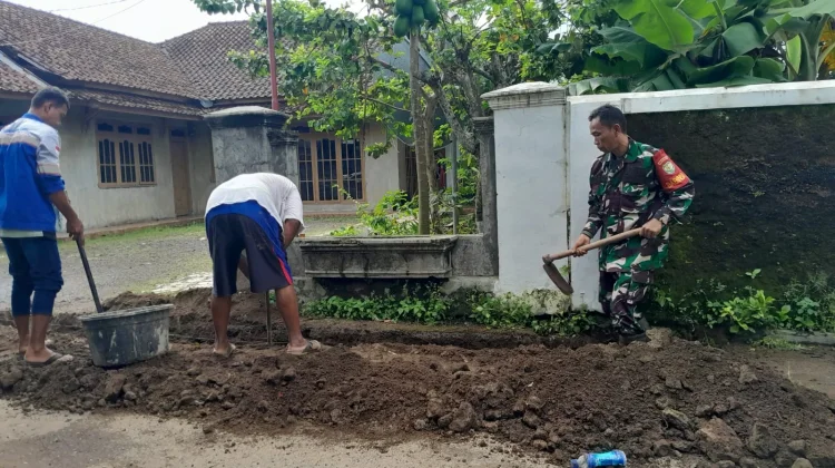 Babinsa Koramil 0512/Cijambe Gelar Karya Bakti Bersama Warga Bangun TPT