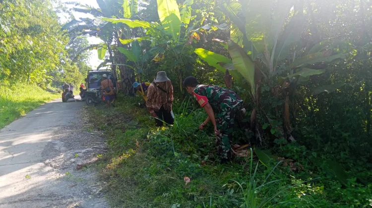 Babinsa Koramil 0503/Kalijati Gelar Karya Bakti Bersihkan Jalan Lingkungan Desa