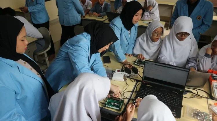 Fakultas Teknik Unisba Dorong Literasi Digital Siswa Melalui Pelatihan IoT
