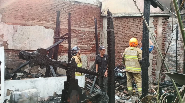Kebakaran Lahap Satu Rumah Semi Permanen di Batununggal