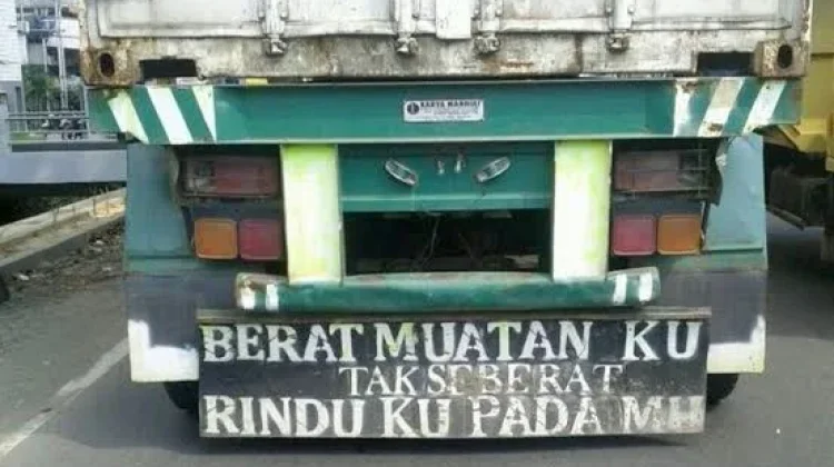 Tulisan Nyeleneh di Belakang Truk, Hiburan Jalanan yang Penuh Cerita Kehidupan