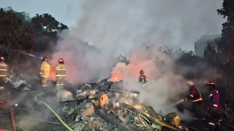 Gudang Rongsok di Margaasih Ludes Terbakar, Damkar Cimahi Sigap Padamkan Api