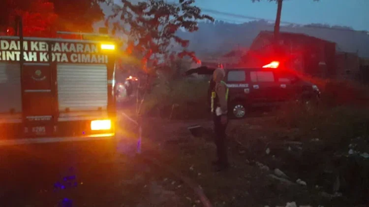 Polisi dan Warga Sigap Padamkan Kebakaran Gudang Rongsok di Margaasih