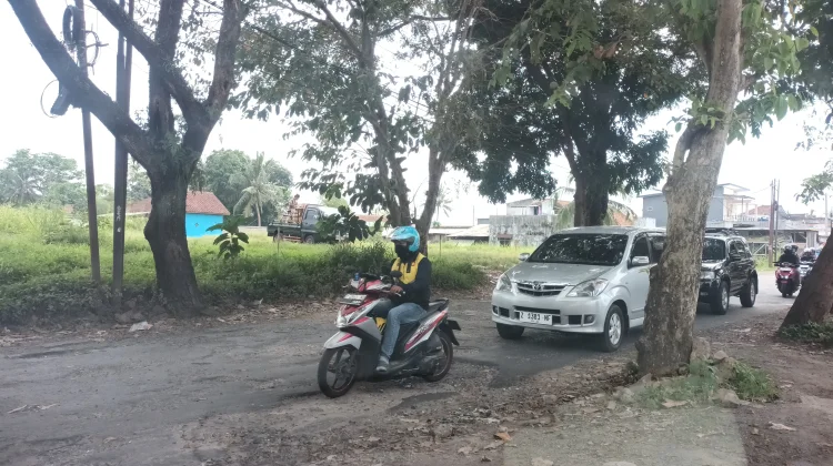 Jalan Berlubang di RE Jaelani Kota Tasikmalaya Dikeluhkan Warga