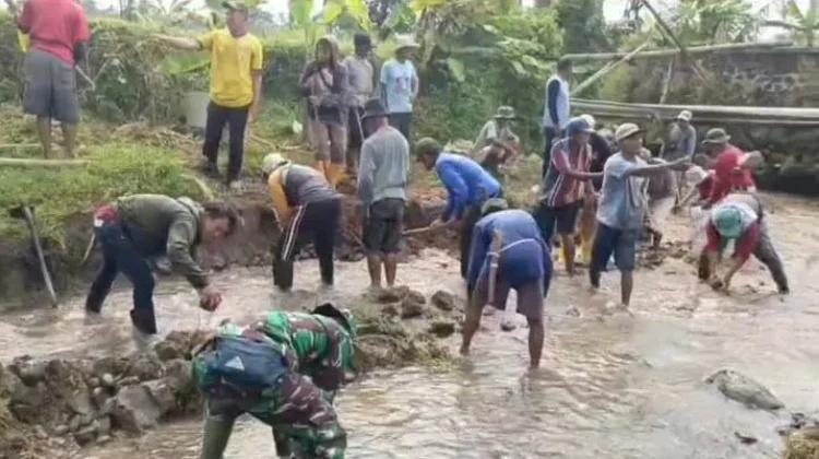 Babinsa Koramil Tanjungpinang Peduli Lingkungan Bantu Warga Bangun Tanggul