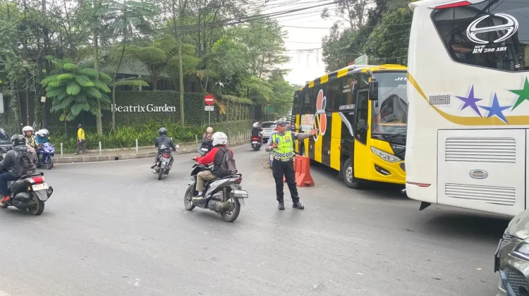 Satlantas Polres Cimahi Terapkan One Way saat Kemacetan Kawasan Wisata Lembang