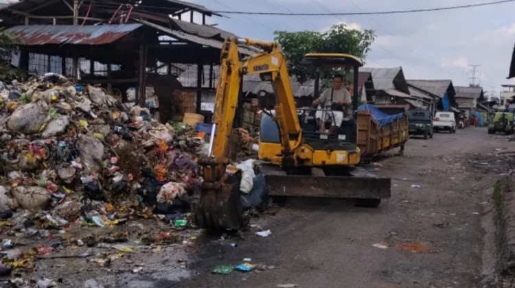 DLH Kota Tasikmalaya Turunkan Alat Berat Tangani Sampah di Pasar Cikurubuk
