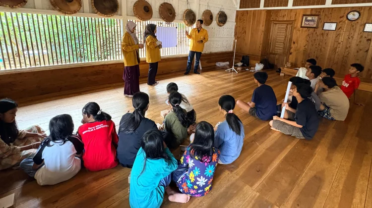 Mahasiswa Unsoed Libatkan Remaja Kampung Naga Sebagai Agen Perubahan Lingkungan