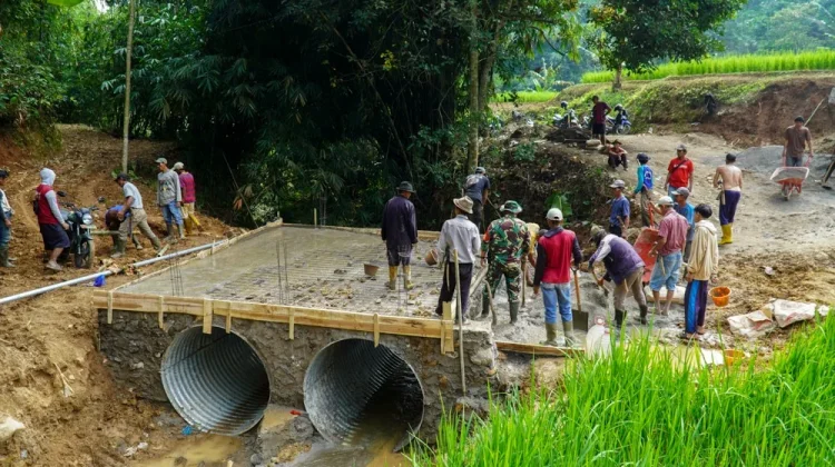 Kodim Subang Bangun Jembatan ARMCO Bantu Konektivitas Warga Desa Cimenteng