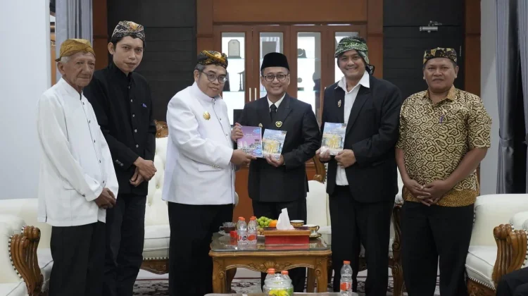 Bertemu Sultan Kacirebonan, Diky Candra : Tertarik Filosofi “Pencak Silat Payung”