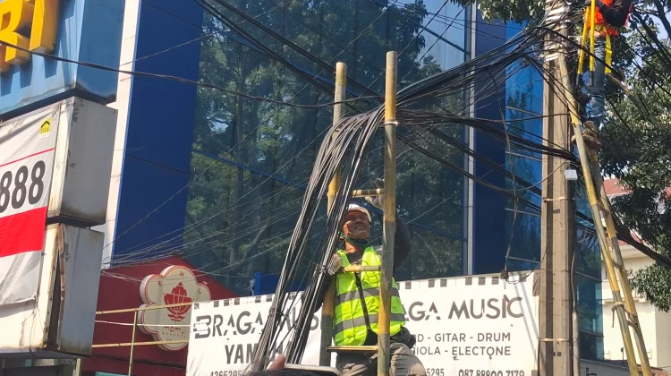 Walikota Bandung Lakukan Pemotongan Kabel Udara yang Sudah Siap