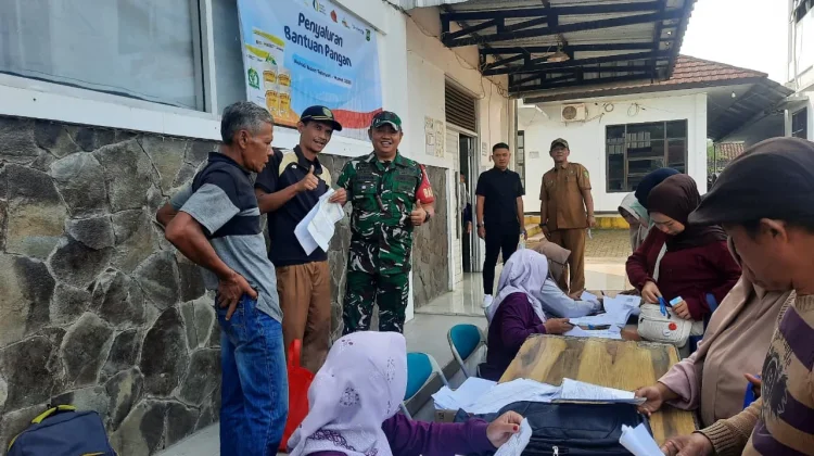 Babinsa Koramil Tanjungsiang Laksanakan Penyaluran Bantuan Pangan