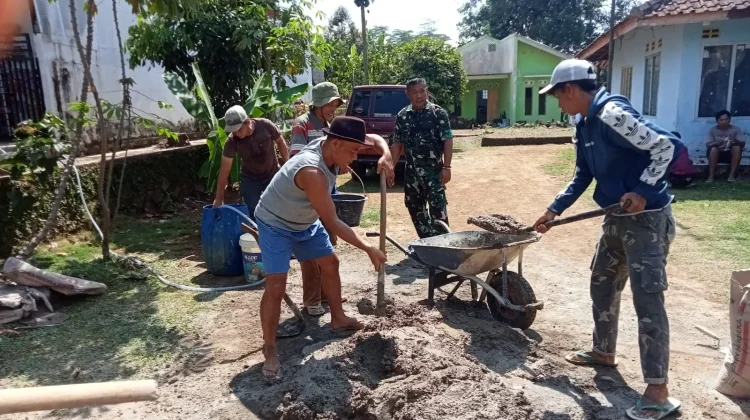 Babinsa : Gotong-royong, Jadi Kunci Percepatan Pembangunan Infrastruktur di Desa