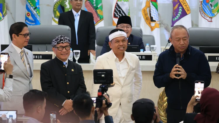 Gubernur Berikan Kadeudeuh 1 Milyar untuk Persib Bandung
