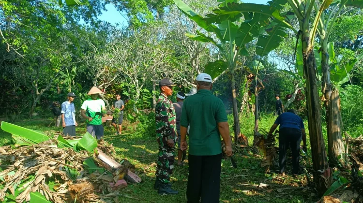 Bangkitkan Semagat Gotong-royong, Babinsa Koramil Kalijati, Bersihkan TPU Gurudug