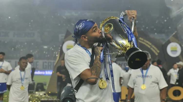 Hatur Nuhun, Kurzawa Jadi Bagian Sejarah Persib