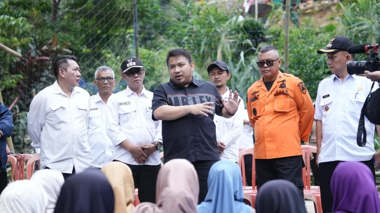 Bupati Reynaldi Tinjau Lokasi Pergerakan Tanah di Desa Cupunagara Cisalak