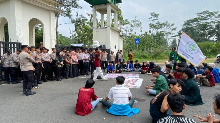 Mahasiswa Demo Kepemimpinan Cecep- Asep yang Gagal Penuhi Kebutuhan Dasar Warga