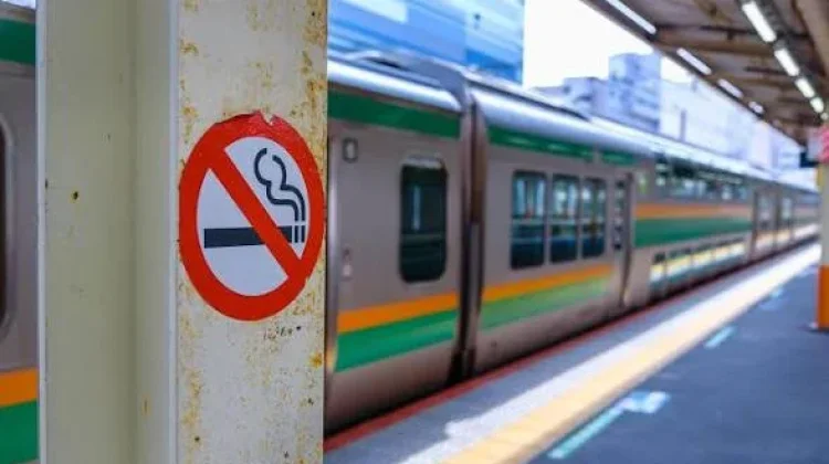 Viral! Pihak KAI  Tindak Tegas Perokok dalam Kereta