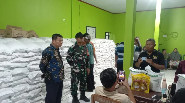 Babinsa Pamanukan dan Pemdes Sukamaju Kawal Penyaluran Bantuan Beras ke Warga