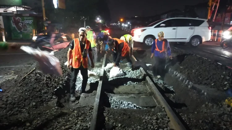 Kereta Api Berhenti Sesaat di Cianjur Pasca Gempa