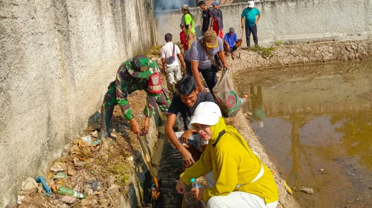 Babinsa Koramil Binong Ajak Warga Jaga Saluran Air, Cegah Banjir sejak Dini