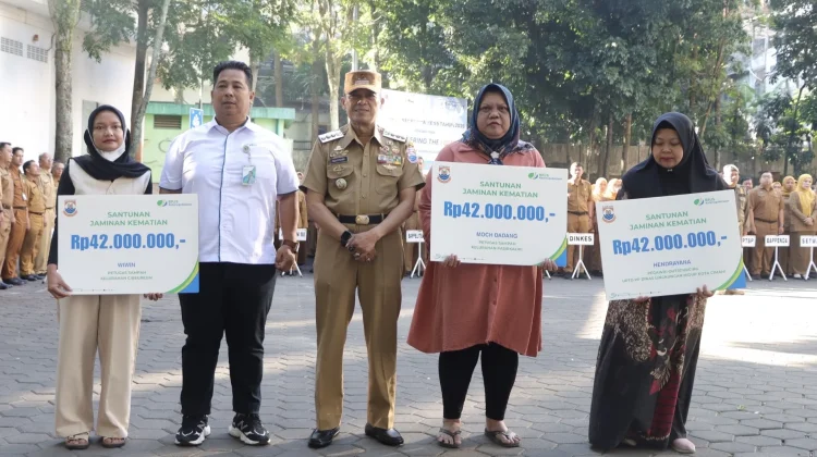 Pemkot Cimahi Serahkan Santunan Kematian bagi Petugas Kebersihan