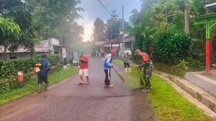 Babinsa Desa Cisaat, Pimpin Karya Bakti, Jalan Protokol Aman Dilalui