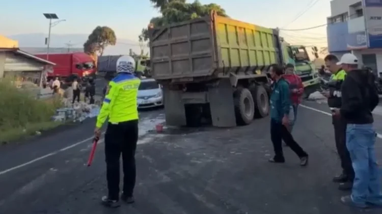 Laka Lantas, Dua Truk "Adu Banteng" Sopir Alami Luka