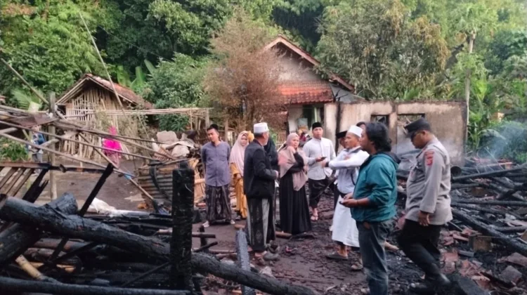 Diduga Korsleting Listrik Rumah Warga Hangus Terbakar