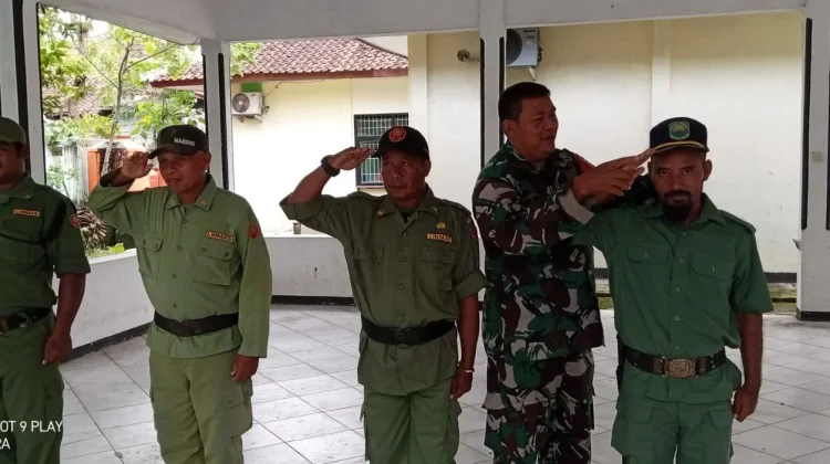 Babinsa Koramil Pagaden, Latih Linmas Desa Kosambi, guna Memperkuat Kemanan Desa