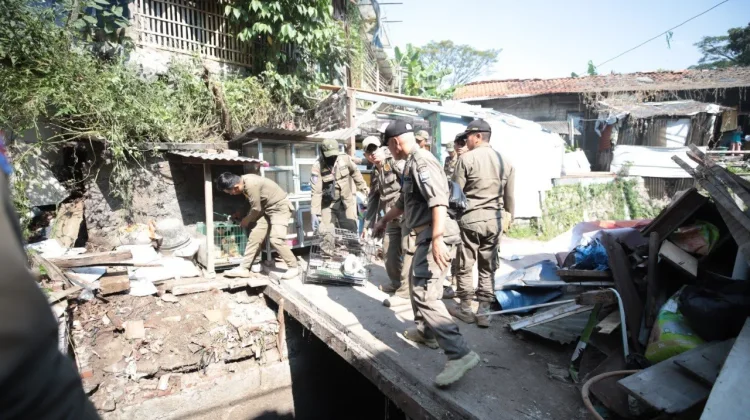Satpol PP Tertibkan Bangunan di Atas Sungai dan Percepat Normalisasi DAS