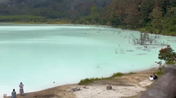 Pesona Kawah Putih Talaga Bodas Garut
