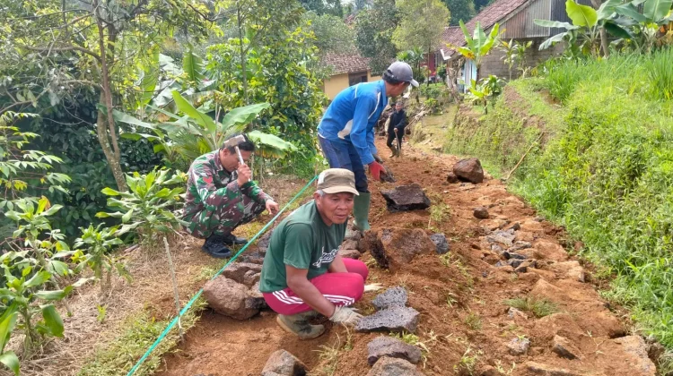 Babinsa Koramil Sagalaherang Wujudkan Jalan Usaha Tani Bersama Warga