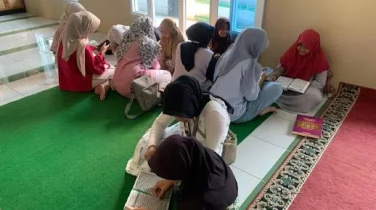 Muslimah Kampung Karangtengah Ikuti Pengajian Rutin di Masjid