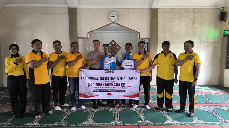 Sapu, Ember dan Senyum, Polsek Jalancagak Sambut HUT Bhayangkara Ke-80