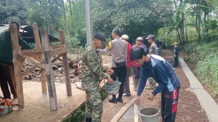 Kemanunggalan TNI-Rakyat, Babinsa Rancamanggung Ajak Warga Bersihkan Mesjid