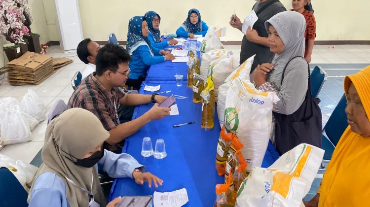 Keluarga Penerima Manfaat Desa Sukajaya Terima Bantuan Beras dan Minyak Goreng