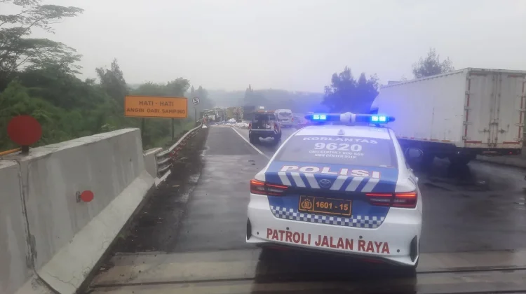 Satu Supir Meninggal Dunia dalam Kecelakaan Dua Truk di Cipularang