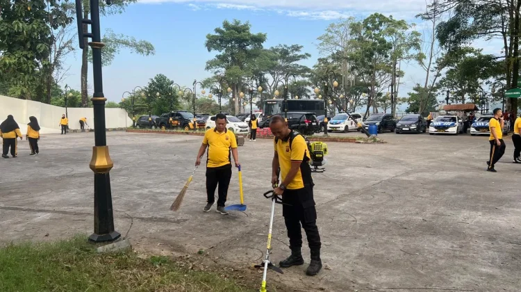 Ciptakan Wisata Nyaman,Polisi Gelar Bakti Bersih di Situ Bagendit