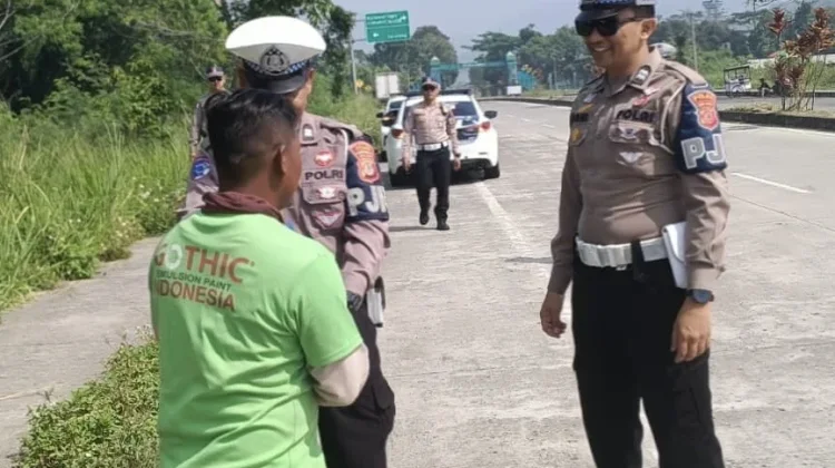 Ditlantas Polda Jabar Berbagi Sembako untuk Petugas Kebersihan Tol Soroja