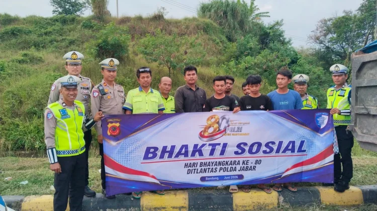 Hari Bhayangkara, Ditlantas Polda Jabar Gelar Baksos dengan Pengemudi Truk