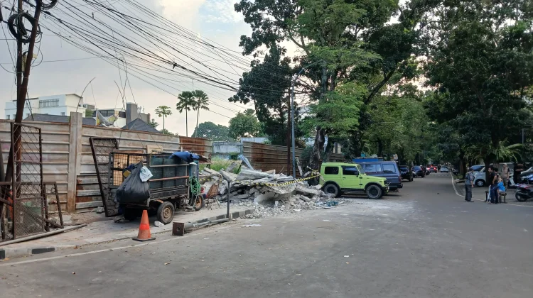 Pemkot Bandung Bongkar Garasi Berdiri di Trotoar Jalan Ambon