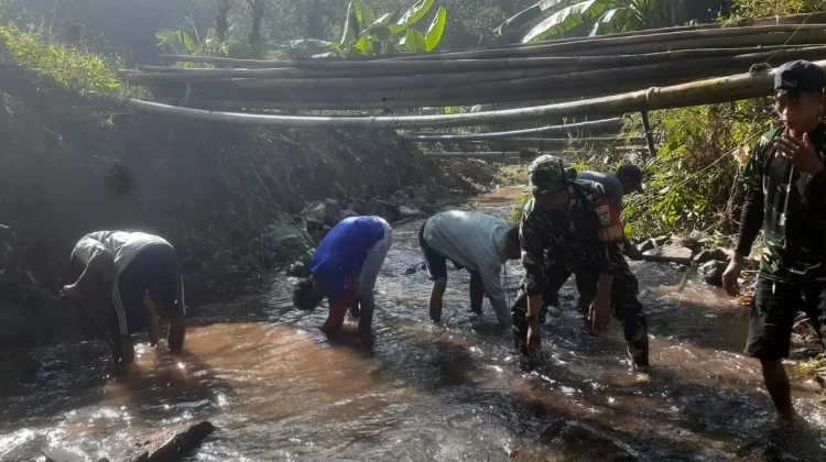Warga Kasomalang Kulon Sambut Pembangunan  Jembatan ARM CO yang Dibangun  TNI  AD